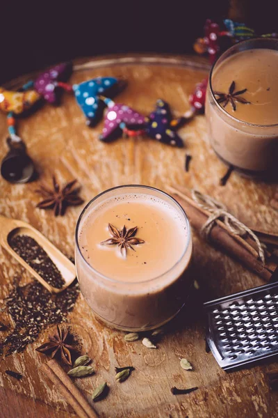 Té de masala (Masala chai). Una bebida caliente tradicional en la India y — Foto de Stock