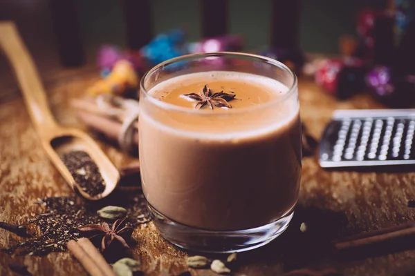 Té de masala (Masala chai). Una bebida caliente tradicional en la India y — Foto de Stock