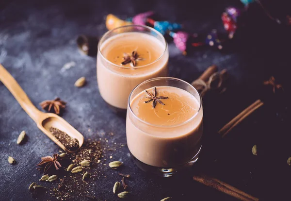 Chá Masala (Masala chai). Uma bebida quente tradicional na Índia e — Fotografia de Stock