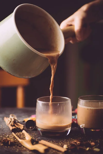 Masala thee (Masala chai). Een traditionele warme drank in India en — Stockfoto