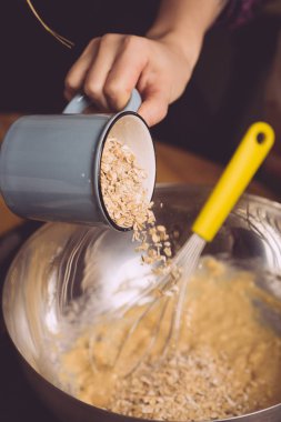 Doğal bitki malzemelerinden ev yapımı yulaf ezmeli kurabiye pişirmek..