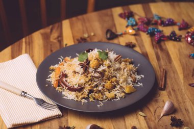 Biryani pilavı (sebze biryani). Hint basmati pilavı, körili sebze.