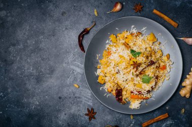 Biryani pilavı (sebze biryani). Hint basmati pilavı, körili sebze.