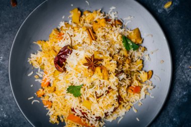 Biryani pilavı (sebze biryani). Hint basmati pilavı, körili sebze.