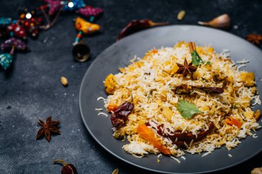 Biryani pilavı (sebze biryani). Hint basmati pilavı, körili sebze.