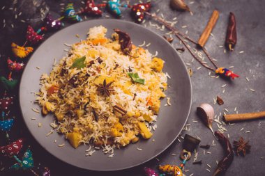 Biryani pilavı (sebze biryani). Hint basmati pilavı, körili sebze.