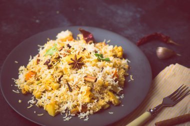 Biryani pilavı (sebze biryani). Hint basmati pilavı, körili sebze.