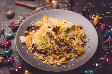 Biryani pilavı (sebze biryani). Hint basmati pilavı, körili sebze.