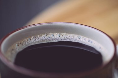 Sabah kahvesi ahşap bir masada. Sabah kahvesi konsepti