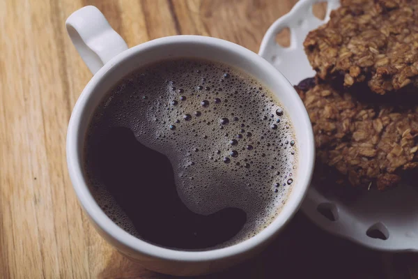 Morning coffe with oatmeal cookies on a wooden table. Morning co — Stock Photo, Image