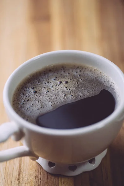 나무 탁자 위에 아침 커피. 아침 커피의 개념 — 스톡 사진