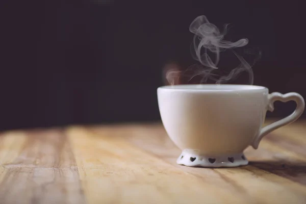 木製のテーブルの上で朝のコーヒー。モーニングコーヒーのコンセプト — ストック写真