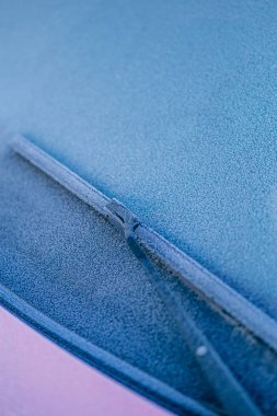 Arabanın ön camında buz var. Kapat, boşluğu kopyala