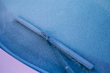 Arabanın ön camında buz var. Kapat, boşluğu kopyala