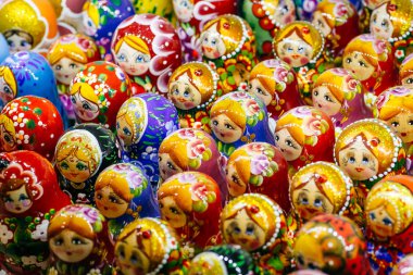 Moskova 'da bir hediyelik eşya dükkanındaki Rus bebekler. Geleneksel suv