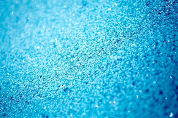 Kék fagy az üvegen. Hoarfrost háttér közelről, másolás tér — Stock Fotó