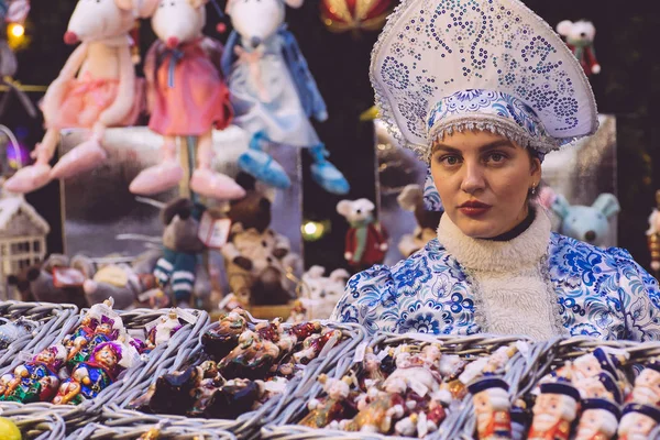 Kerstmarkt van kerstspeelgoed in het Moskouse Gum. Nieuwjaar — Stockfoto