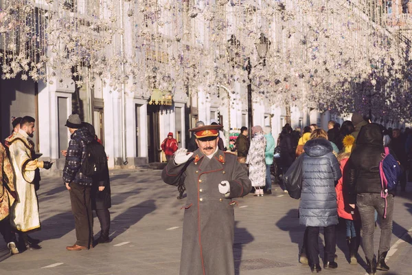 Falešný Stalin na turistické ulici v Moskvě (Nikolskaya st — Stock fotografie