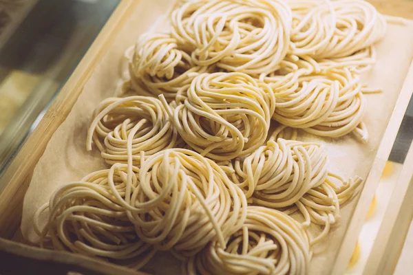 Pasta fresh (італський спагетті) у класичному стилі на білій спині — стокове фото