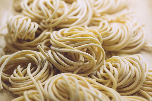 Massas frescas (espaguete italiano) em estilo clássico no backgr branco — Fotografia de Stock