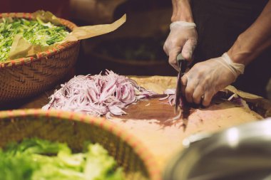 Vietnam 'da markette Vietnam sokak yemekleri. Asyalı aşçı