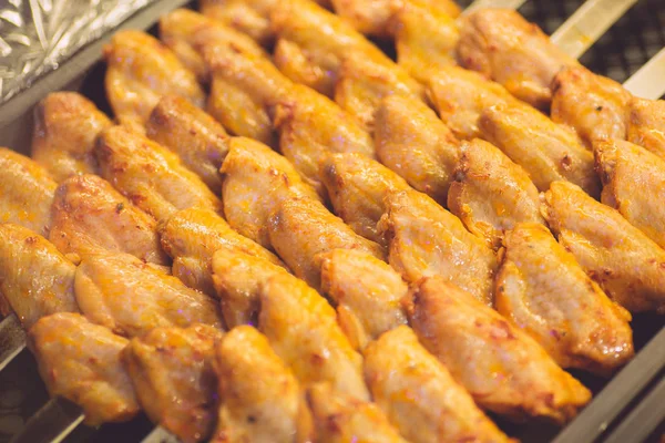 Kurczak kebab w kuchni orientalnej restauracji. Kebab wi się — Zdjęcie stockowe