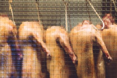 Vitrindeki Pekin ördeği. Pekin Çin ördeği hazırlanıyor.