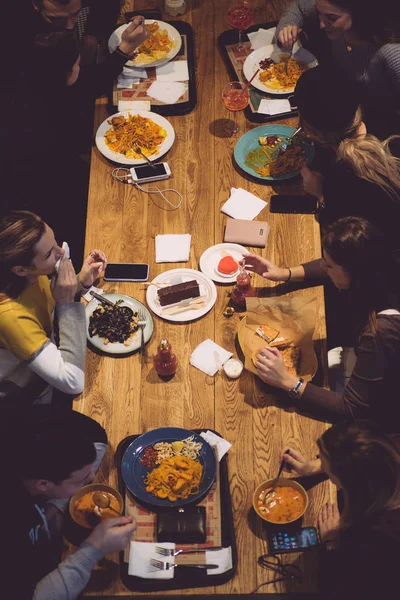 Ludzie jedzą lunch przy dużym stole w Food Court of the mo — Zdjęcie stockowe