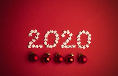 Yeni yıl 2020. Beyaz kar taneleriyle yazılmış yaratıcı numara 2020 