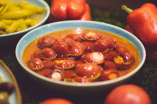 Paprika mariniert in Öl im griechischen Stil. eingelegte Oliven in einem Bogen — Stockfoto
