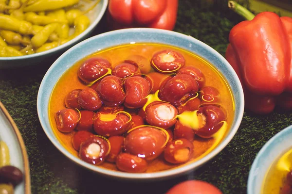 Paprika mariniert in Öl im griechischen Stil. eingelegte Oliven in einem Bogen — Stockfoto