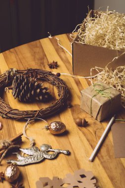 Sıfır boşa geçen Noel, hediyeli ekonomi geçmişi. El işi kağıdı ve...