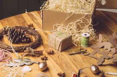 Sıfır boşa geçen Noel, hediyeli ekonomi geçmişi. El işi kağıdı ve...