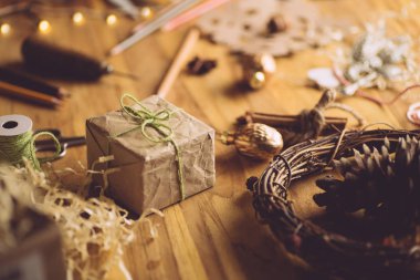 Sıfır boşa geçen Noel, hediyeli ekonomi geçmişi. El işi kağıdı ve...