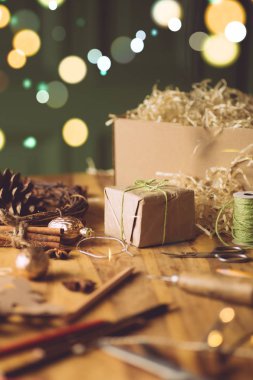 Sıfır boşa geçen Noel, hediyeli ekonomi geçmişi. El işi kağıdı ve...