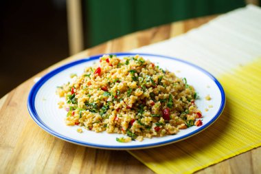 Taze tahıllı bulgur gevreğinden ev yapımı vejetaryen salatası 