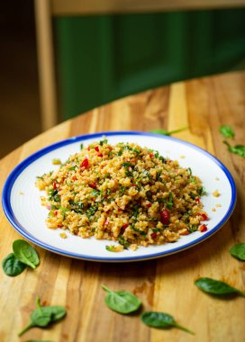 Taze tahıllı bulgur gevreğinden ev yapımı vejetaryen salatası 