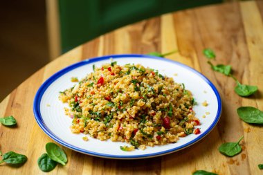 Taze tahıllı bulgur gevreğinden ev yapımı vejetaryen salatası 