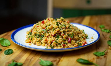 Taze tahıllı bulgur gevreğinden ev yapımı vejetaryen salatası 