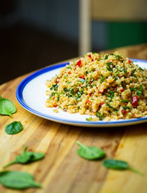 Taze tahıllı bulgur gevreğinden ev yapımı vejetaryen salatası 
