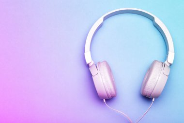 Renkli mavi ve pembe arka planda müzik kulaklıkları. Estetik.