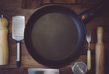 Aşçılık arka plan çerçevesi. Mutfak gereçleri ahşap bir masada.