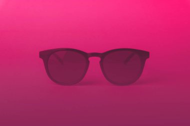 Pembe ışıklandırmalı klasik güneş gözlükleri. Pembe alt gözlükler.