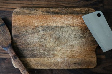 Arka plan çerçevesi bakılıyor. Mutfak gereçleri ahşap bir masada.