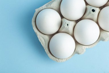 Süpermarketten gelen bir pakette tavuk yumurtası. Beyaz tavuk yumurtaları