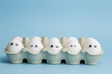 Süpermarketten gelen bir pakette tavuk yumurtası. Beyaz tavuk yumurtaları