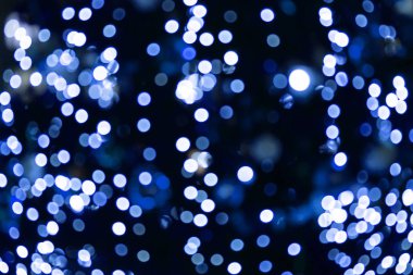 Bokeh arka planı aydınlatıyor. Yumuşak bulanık soyut mavi arkaplan