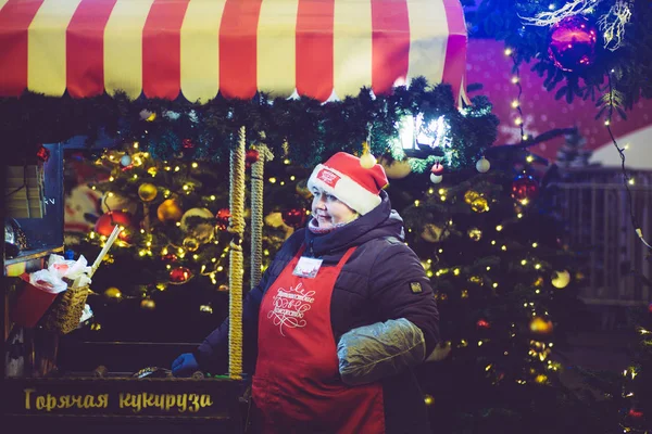 Vendedor de milho no mercado de Natal de Ano Novo em Moscou — Fotografia de Stock