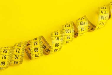 Sarı arka plandaki şeridi ölçüyorum. Ölçüm bandı