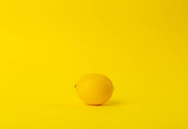 Yaz ve vitamin geçmişi. Sarı arka planda limon, mi
